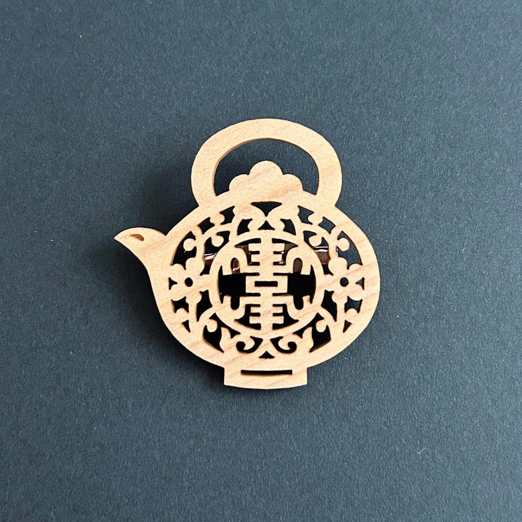 国産ひのき素材のブローチ［窓花 madohana（まどはな）］茶壺（寿字）